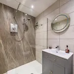 Laburnum - Town Centre, With Parking *