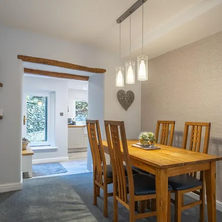 Laburnum - Town Centre, With Parking *