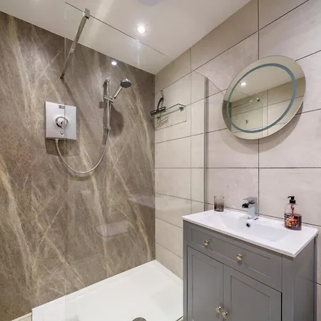 Laburnum - Town Centre, With Parking *