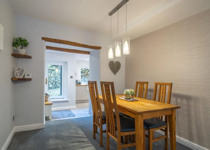 Laburnum - Town Centre, With Parking *