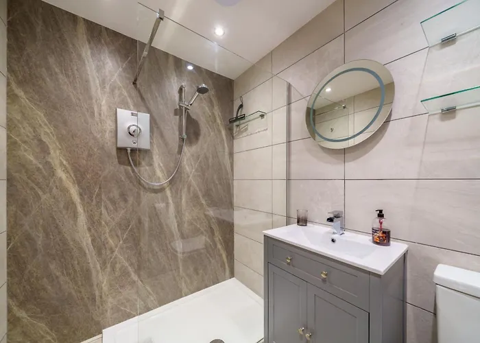 Laburnum - Town Centre, With Parking *